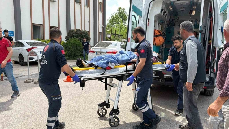 Kahta’da Traktör Tekerinin Altında Kalan Genç Kız Ağır Yaralandı